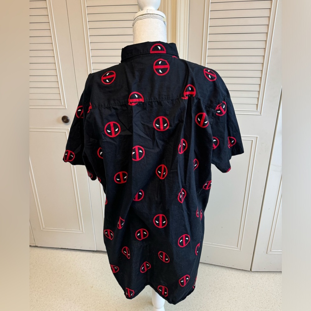 Men’s Extra Large Deadpool Button-Down Short Slee… - image 4
